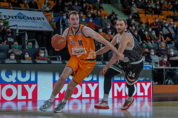 率使他成为 率使他成为